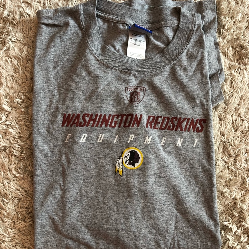 NWOT- OFFICIAL WASHINGTON REDSKINS LOCKER TEE